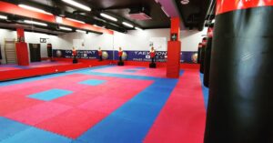 Mata Puzzle do karate na sali treningowej w Kępnie